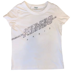 Kenzo T-Shirt - Fint skick, inga skador eller liknade. Det ända är att textens färg har fallit av lite. Säljer väldigt billigt. Kostar 549 kr nypris. Pruta gärna. Mvh Benjamin. 