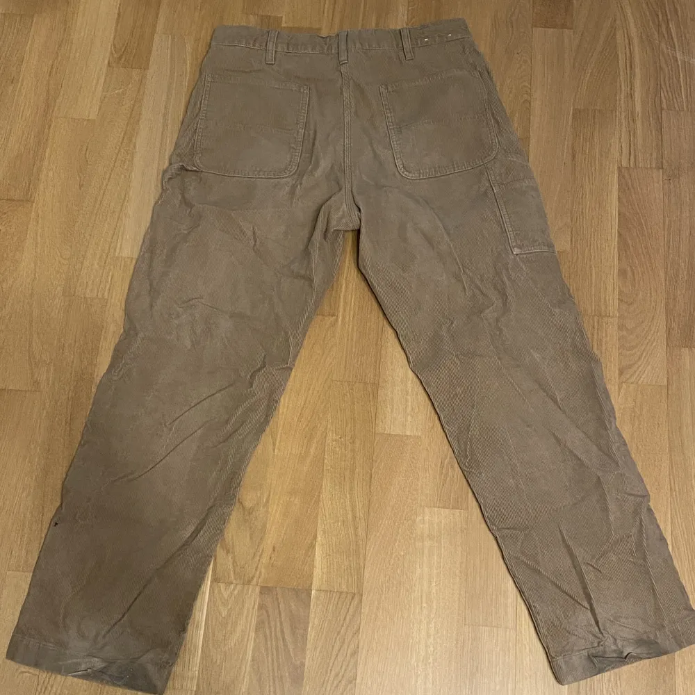 beige manchesterbyxor från uniqlo. använda 4 gånger. . Jeans & Byxor.