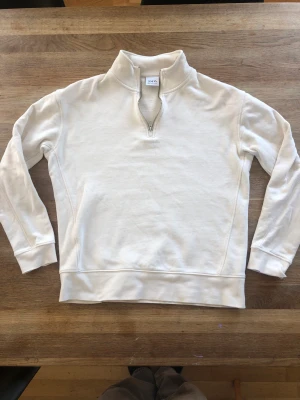 Quarter zip Zara - Säljer min snygga quarter zip från Zara då den blivit för liten. Knappt använd pga detta så väldigt bra skick. Nypris ca 400kr.  Hör av dig vid minsta fundering!