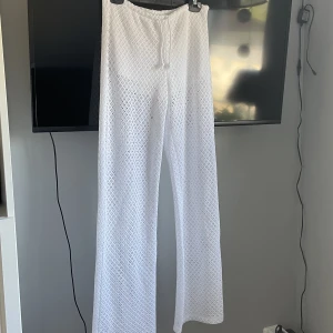 Strandbyxor - Skit snygga strandbyxor från hm, i storlek S:) Säljer då de inte kommer till användning. As snygga under sommaren:)