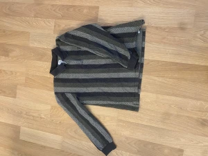 Polar Skjorta  - Polar skjorta i stuvad material som är perfekt inför sommaren! kort i Mosel en så har modern passform 