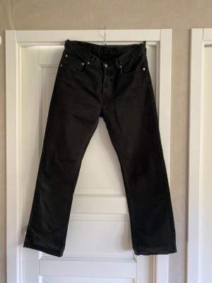 Säljer dessa snygga retro Levis jeansen pga för stora för mig. W33L32 straight fit 