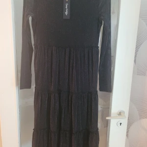 Festklänning  - Helt nytt.