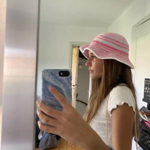 Virkad hatt - Virkad hatt i väldigt bra skick då den knappt använts🦋