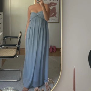 Balklänning  - Superfin balklänning som är aldelses för liten för mig. Den är oanvänd, lappen sitter kvar i klänningen.