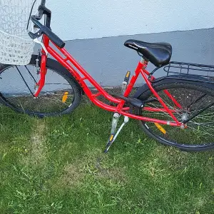 Röd cykel använd i 1 sommar till salu lås ingår ej 