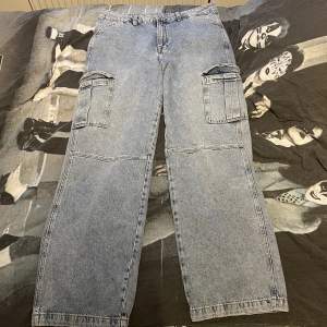 Säljer ett par 90’s baggy jeans från H&M ganska bra skick, bara använt ett par gånger, säljer dom för att donn men är för stora för mig 