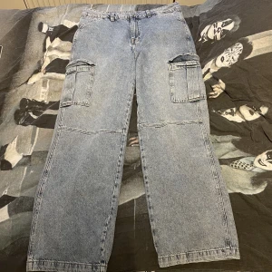90’s baggy jeans - Säljer ett par 90’s baggy jeans från H&M ganska bra skick, bara använt ett par gånger, säljer dom för att donn men är för stora för mig 