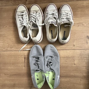 Converse nike skor - 2 par vita converse (använda en del) gamla modell i stl 37 o de nya modellen i stl 37,5 men passar även 38. Nike skor (använda kanske 1 gång) i stl 38 men passar även 37. 300 kr styck