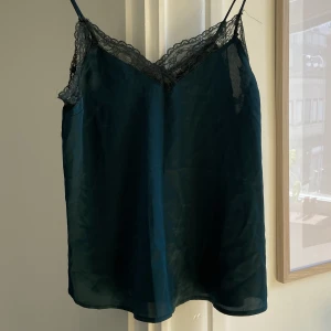 Blus  - ANVÄND EN GÅNG!  Snygg blus med spets. Liten i storleken.