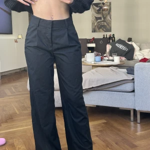Kostymbyxor - Använd 5 gånger och inga defekter. Storlek xs, men passar även en S, oversized modell. Säljes pga att dem inte kommer till användning. Inköpspris: 499kr Säljer för: 200 kr+ frakt 