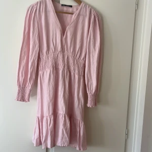 Zara klänning - Zara klänning endast använd en gång! Lite trasig vid v-riningen men inget man tänker på. Pris kan disskuteras