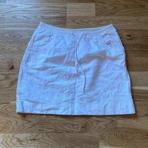 Super fin vit linne kjol som är perfekt för sommaren! Har inga hål eller fläckar och är knappt använd! Har snören som gör att man kan ändra storlek på midjan Midjemått:36cm Längd:43cm 