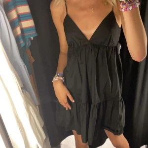 Zara klänning - Jätte fin svart zara klänning som är i jätte bra skick o använts då gånger. Lånade bilder så skriv för egna ❤️Buda eller köp direkt för 400+ frakt❤️
