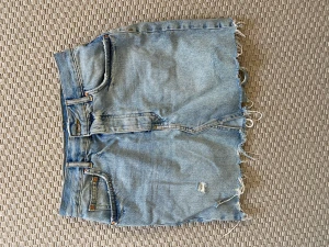 Jeanskjol - Söt jeanskjol från Gina! Storlek 40 men lite liten i storleken! Skriv för fler bilder💥🫶