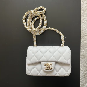 Ljusblå liten väska - Aldrig använd  Mer ljusgrå i verklighet