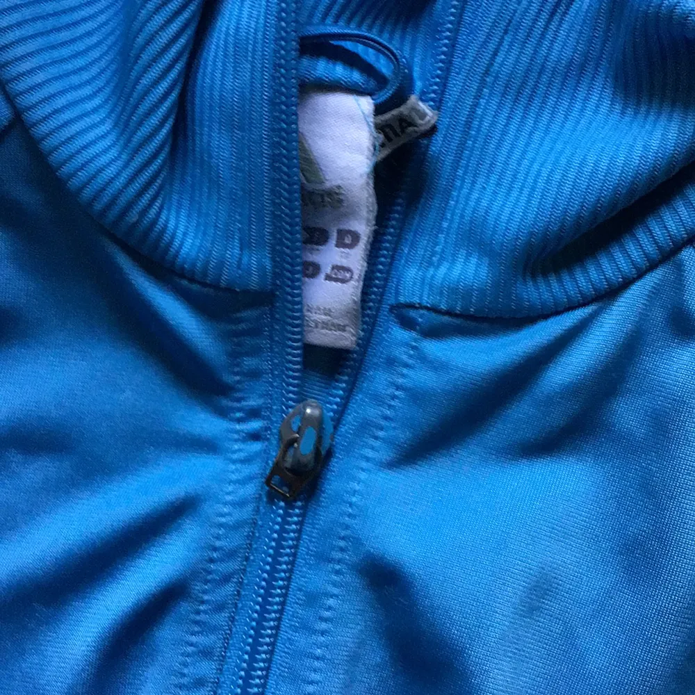 Adidas zip up med rosa linjer den har en konstig fläck på bild 2 och saknar dragkedja på alla dragkedjorna(fickorna). Tröjor & Koftor.