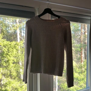 Stickad tröja från Vera Moda - En stickad tröja från Vera Moda som är i färgen gammal rosa, fin och skön. Priset kan diskuteras. Har aldrig använt pågrund av fel storlek. 