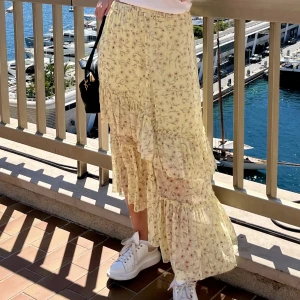 H&M Långkjol ljusgul - Fin kjol från H&M, storlek M i fint skick.  I ljusgult med blommor på.  Andra bilden är lånad! 