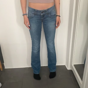 Lågmidjade jeans - Lågmidjade jeans från guess 💕💕 snygga flare i benen