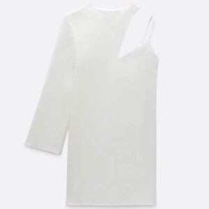 Vit klänning - jättesnygg klänning från Zara. Köpt förra året men bara använd en gång! 💖 Perfekt till fest eller studenten.