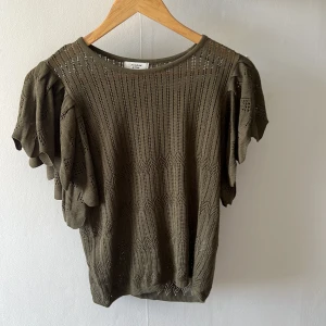 Grön blus  - Grön blus i stickad, använd kanske 2 gånger. Super bra skick och i storlek M från Adenmarks❤️i mörk grön färg 