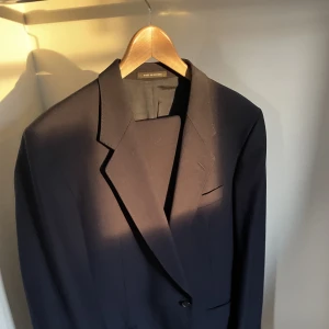 Tiger of Sweden kostym - Säljer denna perfekta kostym med byxor och kavaj. Passar till många tillfällen och går att både klä upp och ner. Passar till utekvällar, jobb, student, bröllop och mycket mer. Hör av er vid frågor eller andra funderingar. Pris går att diskutera  😇😇 storle