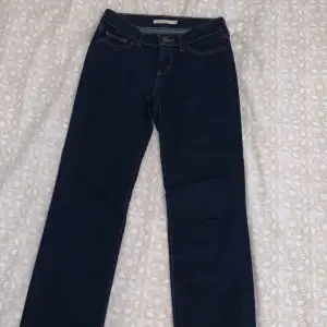 Fina Levi’s jeans i jättebra skick!!💙(lågmidjade o raka)
