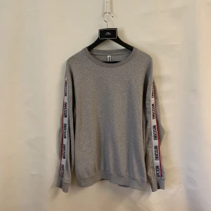 Moschino sweatshirt  - Moschino sweatshirt nypris 1800kr  Säljer den billigt då jag inte vill ha den längre och bara vill bli av med den  Pris: 300kr kom gärna med bud även om det är lågt  Skick: 9/10 Storlek M 