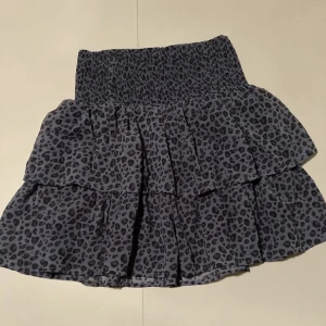 Volangkjol  - Säljer denna söta volangkjol från Kappahl 💙 den är i jättefint skick!! Hör av dig privat för fler bilder!