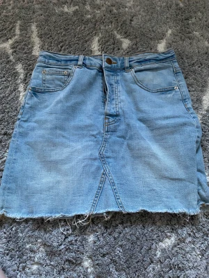 Kjol - En jeanskjol i ljusblå av Gina tricot. Skriv för fler bilder💗