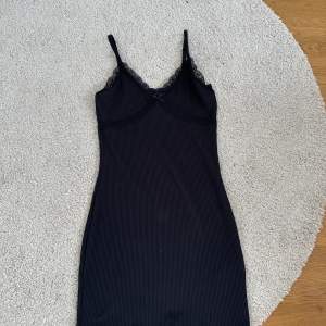 En svart ribbad klänning i storlek S från hm. Super fint skick, nästan oanvänd. Säljer för: 70kr  Nypris:150kr