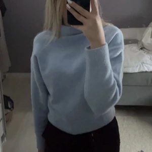 Zara - säljer en blå stickad tröja från Zara i storlek S aldrig använd köpte för 400kr mitt pris 250kr