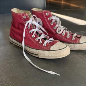 Röda converse, strl 42 lite fläckar längst fram och säljer för att de är för små. (nypris omkring 700kr) Priset är diskuterbart :D