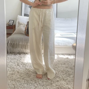 Linnebyxor - Sand vita Linnebyxor från weekday. Aldrig använda med tagg kvar. Jag är 170 lång 