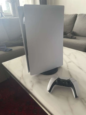 Ps5 - Hej säljer min ps5 som är helt ny köpte den för 5 månader sen och har använt den i 1 månad sedan har den legat i ps5 lådan. kvitto finns,  allt följer med i köpet ( god of war ) koden är använt. Skriv för mer information kan gå ner vid snabb affär.