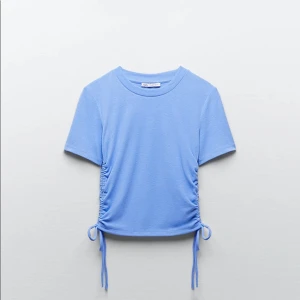 blå T-shirt - Säljer nu min fina T-shirt från zara💙Använd ett fåtal gånger, storlek S men passar XS/S/M då den är stretchig.  
