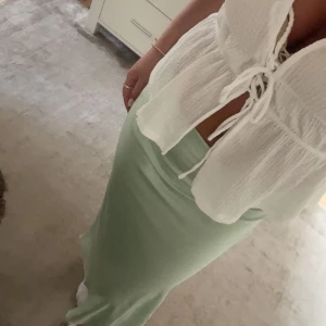 Satin kjol - Superfin somrig kjol i satin från Nelly! Helt oanvänd med lappen kvar!