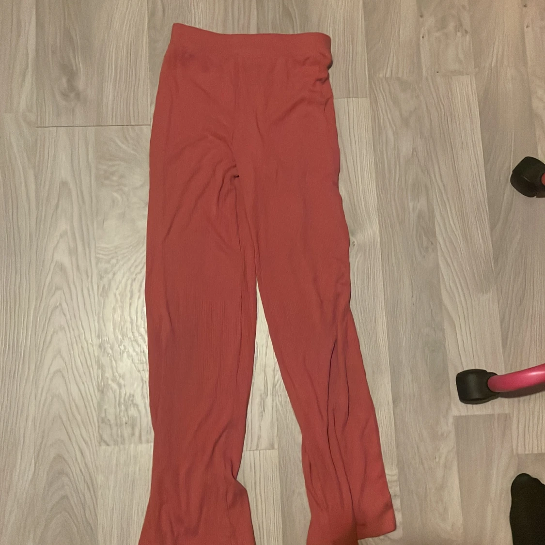 Rosa lösa byxor