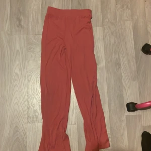 Rosa lösa byxor - Rosa lösa byxor, fina mjuka. Veg ej storlek men skulle gissa på 152-158