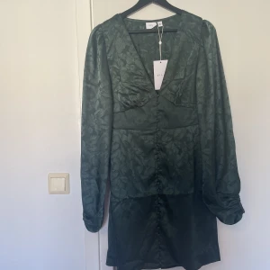 Grön klänning  - 🍃Grön klänning  🍃Aldrig använd - helt ny 🍃Storlek S  Säljer pga att den inte passade mig som jag ville. 