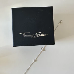 Thomas Sabo armband stjärna - Nypris på hemsidan är 1399kr. Fått för något år sedan men aldrig använts eftersom det inte är i min stil. Perfekt skick och givetvis 925 markerkerat. Priset är diskuterbart.  Kommer med boxen oxkså som syns på bild. 