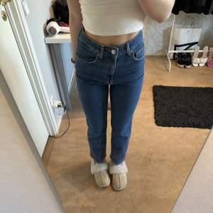 Jeans från BikBok, fint skick då dem knappast är använda💗🌟🎉Jag är 164 och dem är raka i modellen🤩Säljer även likadana  jeans fast i ljus blått