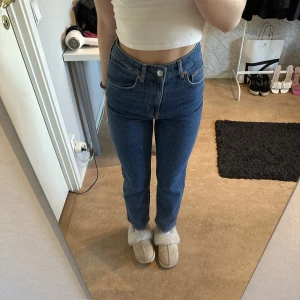 Jeans Från BikBok - Jeans från BikBok, fint skick då dem knappast är använda💗🌟🎉Jag är 164 och dem är raka i modellen🤩Säljer även likadana  jeans fast i ljus blått