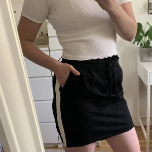 Kjol - Svart mjukiskjol med vita detaljer från Only. Supergosig! Pris går att diskutera!