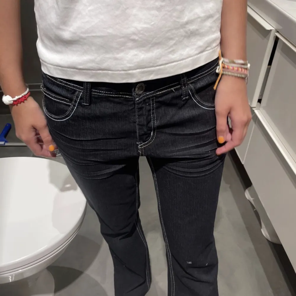 Ett par skit snygga jeans!!❤️‍🔥Strl S, Midjemått: 35cm Innerbenslängd: 73cm. Jeans & Byxor.