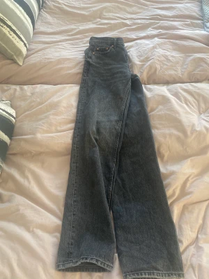 Mid rise straight jeans - Säljer dessa mid rise jeans ifrån Gina tricot. Strl 32. Mycket bra skick! Säljer då jag inte använder de längre 💞