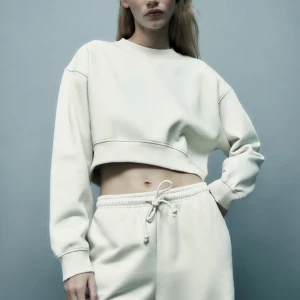 Kort sweatshirt från zara - Kort vit/grå sweatshirt från zara i storlek S, använd en gång🥰