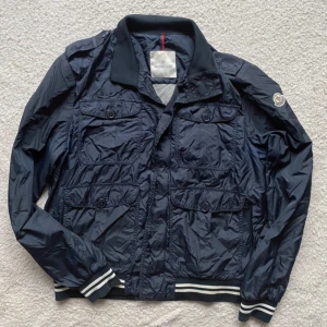 Moncler Jacka - Snygg Moncler jacka i bra skick i storlek L