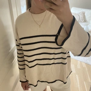 Randig tröja - Säljer pga användas inte. Lagom tjock bred i modellen med en slits på sidorna, st M💕